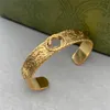 Bangle Womens guld snidade armband män tjocka armband modedesigner mens smycken lyxbrev par smycken bröllop gåva fest 2024 armband gåva smycken