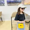 Ins Kids Triangle Purse Fashion Girls Metail Chain Messenger Bag Designer Children Pu Letter One Shaldled Bags Women Mini Zero Wal8698560