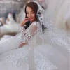 Suknie ślubne w piłce z długim rękawem 2024 luksus v szyja koraliki koronkowe aplikowane sukienki ślubne z kaplicą desetos de novia szata Mariee