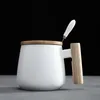 Nordic Stil Holzgriff Keramik Tassen Kaffeetassen Große Kapazität Becher mit Löffel Deckel Becher Kaffeetasse Home Office Trinkgeschirr