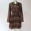 Vestido de otoño de primavera con estampado de leopardo para mujer, cinturón elegante, vestido de gasa corto con cuello en V, vestido marrón de una línea 210415