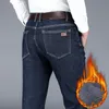 メンズジーンズ2022冬のズボンフリースブラックブルー暖かいファッションクラシックスタイルデニムストレート厚い男性のズボン