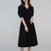 Rétro Femmes Élégantes Manches Bouffantes Robe D'été Vêtements De Travail Profond Col En V Solide Noir Kaki Robes Midi Robes 210608