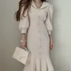 Ezgaga franska stil sjöjungfrun klänning kvinnor vintage pärla knapp v-nacke smal midja puff ärm elegant damer chic solid vestidos 210430