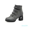 Snygg Designer Ankel Martin Stövlar Runda Toe Rivets Spänne Skor Kvinnor Hollow 6 cm Chunky Heels Andiskid Solid Booties