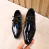 남자 옥스포드는 클래식 스타일 드레스 신발 핑크 블루 오렌지 레이스 공식 패션 비즈니스