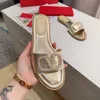 2021 Real Leather Gold Silver Silver Righestone glisse à talons plats Sandals Temperament Slippers Femmes Chaussures de mode Taille 35 à 41 Tradingbe1378435