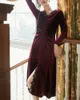 Frauen Elegant Rotwein Schwarz Marineblau V-Ausschnitt Samt Spitze Patchwork Geraffte Langarm Split Knielanges Kleid D1432 210514