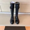 Botas de cano alto patenteadas pretas exclusivas com cadarço sapatos de couro tornozelo bota de combate salto baixo botas Martin botas de designers de luxo marcas de calçados punk fábrica de calçados