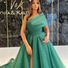 Jedna sukienka na ramieniu Seksowna Seksowna Side Split 2021 Tulle Green Saudyjska Arabska Vestido De Fiesta Boda Formalna Party Wear