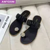 Pisos de lujo Zapatillas de perlas Clip de verano Sandalias de mujer 2022 Nuevos zapatos de mujer Flip Flops Diseñador Vestido de fiesta Playa Lady Slides Y220221