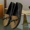 2021 scarpe da donna estive con fiocco da spiaggia moda 100% pelle fibbia della cintura piatta sandali casual da donna in metallo lettera di vacchetta scarpa da lavoro marrone 0002