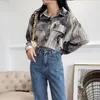 Coreano Solto Blusa Mulheres Única Top Vintage Vintage Hong Kong Tinta Impresso de Manga Longa Camisa Mulher Streetwear 11875 210508