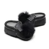 Första Walkers Baby Girls Boys Skor Fur Ball 2022 Toddler Spädbarn PU Suede Leather Born Moccasins Soft Sole Prewalkers