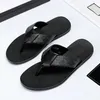 Nytt modetofflor Svarta mjuka lädersandaler Mules Bin Somrar Slide Halta platta sandaler med kedja Bred T-bar Casual Beach Slip Sandal med låda