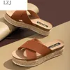 Kapcie Damskie zjeżdżalnie sandały letnie kapcie z grubymi podeszwami Platforma żeński buty plażowe Leopard Flip Flops Płaskie kapcie Gold Y0406