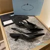 2021 Kvinnor Sandaler Designer Slides Low Heels Sandal Svart Vit Primula Womens Fashion Slippers Gummi Shell Sole