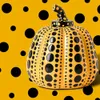 10 * 10 cm Mini oggetti decorativi Kusama Yayoi Zucca Artista giapponese Scultura moderna Polka Dot Art Decorazioni per la casa Ufficio Arte Artigianato Matrimonio Regalo di Natale