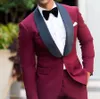 2021 Classy Bourgondië Bruiloft Tuxedos One Button Mens Suits Slim Fit Sjaal Loevel Prom Bestman GroomsMen Blazer Ontwerpen Tweedelige Set (Jas + Pants + Bow) B20214