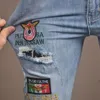 Jeans da uomo High Street 2023 Summer Streetwear Pantaloni con fori strappati ricamati Patch Slim Fit da uomo