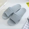 Pantoufles d'été pour hommes, chaussures légères et glissantes, sandales de bain à fond souple, Zapatillas Casa Hombre A50, 2021