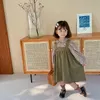 秋のかわいい赤ちゃんの女の子花のシャツと緑のオーバーオールドレス2個セット到着綿衣装210508