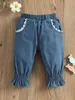 Jeans con orlo arricciato con dettaglio in pizzo guipure per bambini SHE