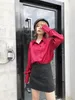 Vino brillante rojo manga larga camisa satinada como seda casual mujeres solapa dobladillo irregular elegante blusa suelta tops ropa coreana 210429