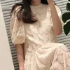 Korejpaa Femmes Robe Corée Mode Chic Doux Tempérament O-cou Lâche Dentelle Crochet Bulle Manches Grand Pendule Longue Robe 210526