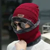 1 комплект Мужчины теплые чешуйки Beanie + мягкий шарф двухсекционный комплект зима утолщение шляпы мужские ветрозащитные вязальные колпачки шеи теплые Y21111