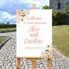 Party-Dekoration, personalisiertes Hochzeits-Willkommensschild aus Holz mit Blumenblättern auf unserem Brett