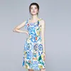 sommar ankomst högkvalitativ lyxbanan ärmlös blå och vit porslin blommig tryck strand casual slim kvinna klänning 210519