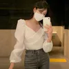 KOREJPAA Camisa Mulheres Verão Coreano Coreano Fada Fada Soft V-Pescoço Crossover Máquina Cuidado Expostos Collarbone Spruff Sleeve Blusas 210526