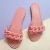 Scarpe da donna 2021 Nuove pantofole Catena di moda Decorativa Vamp Colore Pantofole fresche carine Pantofole a fondo piatto europeo americano Y0427