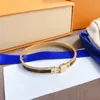 Toptan Tasarımcı V Kolye Charm Bilezik Avrupa Amerika Moda Stil Lady M61084 Titanyum Çelik Kazınmış Mektup Kaplama Altın Kolye Kalp Kolye Jewelss