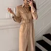 [EWQ] Vårkvinnan Ny Safari Style Slå ner nacke Solid Färg Långärmad över knä Minimalistisk klänning med bälte 8Q323 210423