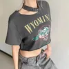 Yedinas Été Vintage Grunge Imprimer Crop Top Femmes Punk Irrégulier Évider T-shirt Pin Décoration Années 90 Y2k Hip Hop Streetwear 210527