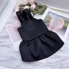 Triângulo crachá preto cão vestuário filhote de cachorro schnauzer vestido simples moda ao ar livre vestido animal de estimação