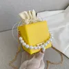 Borsette da donna piccole Borsa a secchiello con manico superiore con catena di perle Borsa a tracolla con tracolla in pelle color caramella per donna Saldi