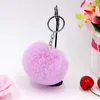 Kluczowe pierścionki 8 cm Ball Cute Candy Kolor Puszysty sztuczny królicze futra brelokowa damska torba samochodowa Keyring G230525