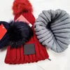 Kış Örme Şapka Lüks Mektup Ponpon Beanies Kürk Pom Kafatası Kapaklar Boonet Kadın Kız Açık Sıcak Tığ Şapka Tıknaz Örgü Kap ile Tag Yapıştırıcı Etiket