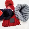 Vinter stickade hattar luxurys brev pompon beanies päls pom skalle kepsar boonet kvinnor tjejer utomhus varm hak hatt chunky stickad lock med tag lime etikett