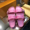 2021 Klassische Hausschuhe Sommer Frau Strand Cartoon Big Head Hausschuhe Designer Leder Flache Frau Gürtelschnalle Sandalen Hotel Bad Männer Hausschuhe