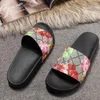 Maat 35-46 mannen vrouwen sandalen met juiste bloem doos stof tas designer schoenen slang print luxe dia zomer brede platte sandalen slipper