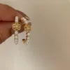 Hoop Huggie Koreańskie kolczyki mody 2021 Trend okrągły złoty kwiat dla kobiet Vintage Pearl Female Ear Stud5725154