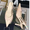 Diseñadores Mujeres Sandalias 2021 Medieval Diamante Classic Pearl Punteado Atrás Lace-Up Tacones Altos Acolchados Calzado de verano Cadena de zapatillas