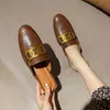 Verano mujer mulas PU cuero cadena dorada marca diseño zapatillas señoras punta redonda Slip On zapatos tacones bajos Casual Slides 210520