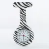 Mode Alloy Pocket Klockor Silikon Sjuksköterska Titta Multicolor Pattern Round Dial Unisex Casual Nurses Brosch Fob Clock