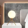 lampe de table moderne en or