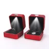 Torebki biżuterii Torby Lista czerwone wiszące pudełko opakowaniowe z diodą LED dla luksusowych kobiecych kolczyków Pierścień Jeweller Uchwyt miłośnik zaręczynowy Prezent Wynn22